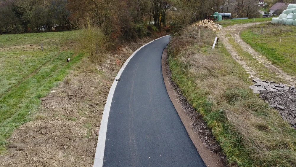 Chantier de terrassement en extérieur avec pelleteuse hydraulique sur pneus Liebherr jaune en action