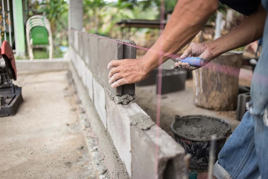 Atelier de bricolage avec outils de construction disposés sur établi en bois