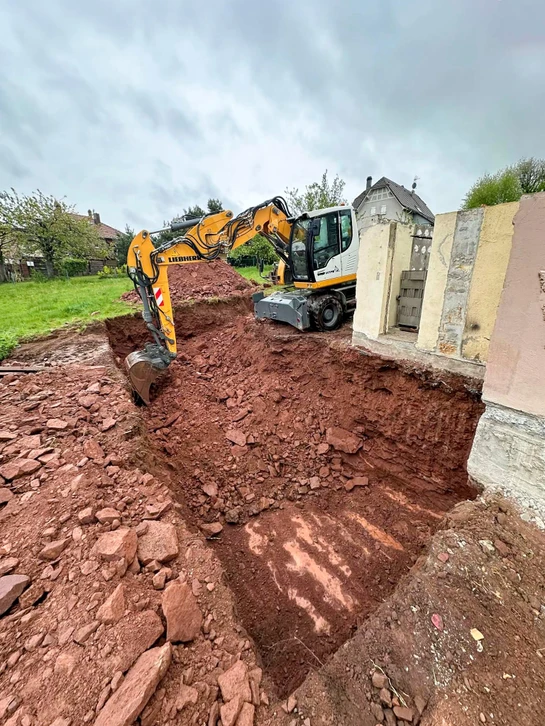 Scène extérieure de coupe de bois avec tronçonneuse en action